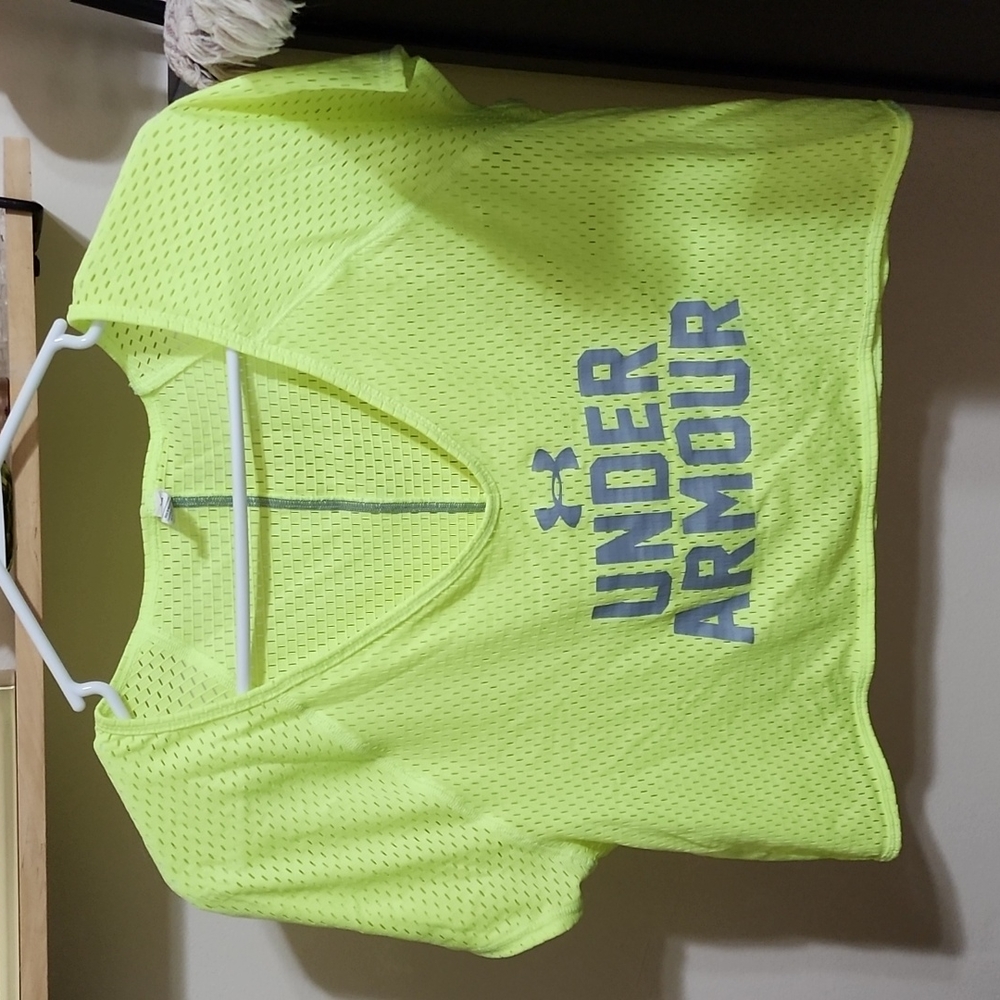 Under Armour top